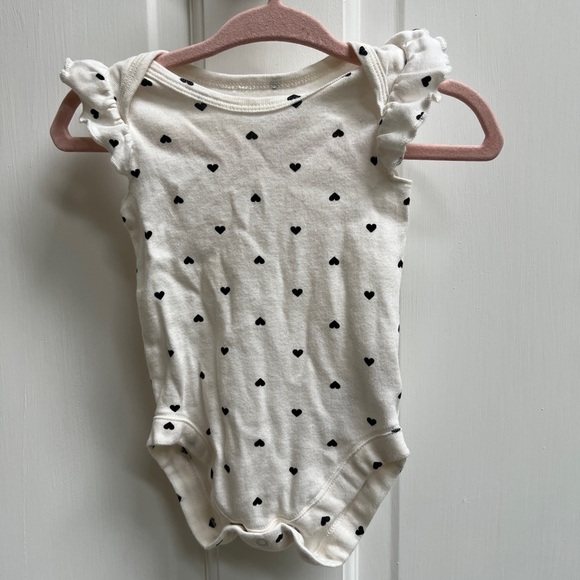 The Children’s Place 0-3M White and Black Heart Flutter Short Sleeve Girl Onesie - Picture 1 of 4